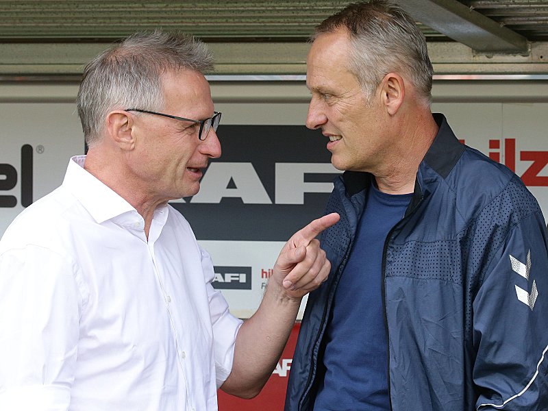 Plausch vor dem Derby: VfB-Sportdirektor Michael Reschke und SC-Trainer Christian Streich.