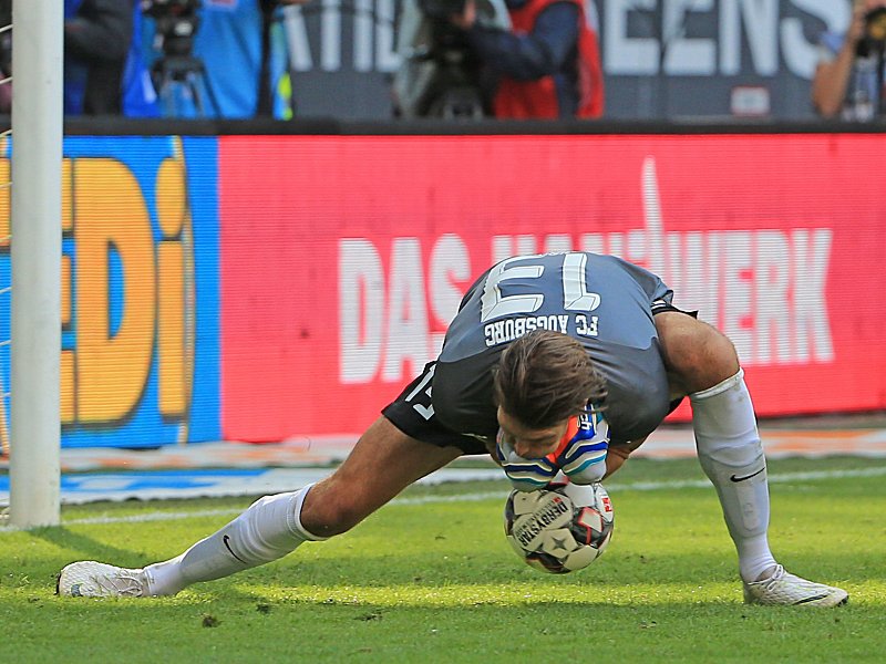 Vergriffen: Fabian Giefer patzt vor dem 2:3 gegen Bremen. 
