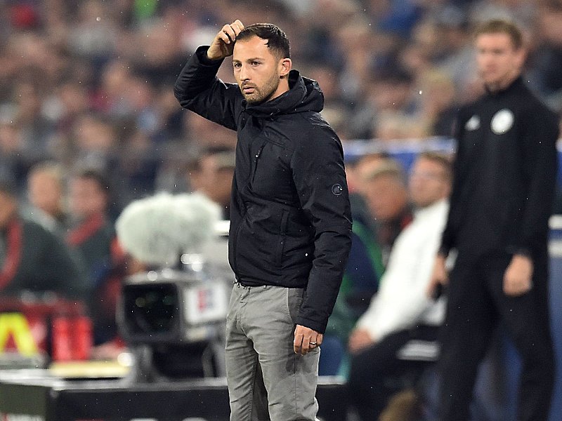 Noch keinen Ligasieg erreicht - und etwas Streit mit Franco Di Santo gehabt: Schalke-Coach Domenico Tedesco.