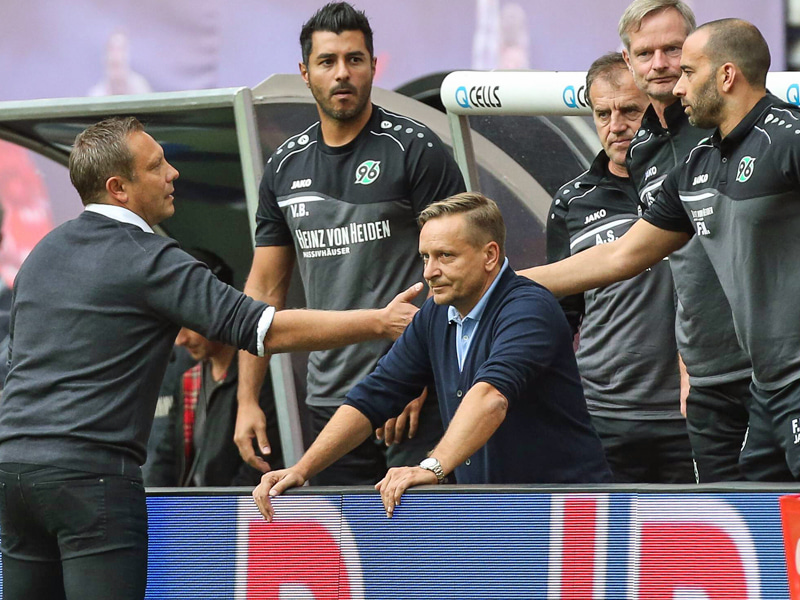 Not amused: Hannovers Manager Horst Heldt (M.) &#252;bt Kritik am Spielplan.