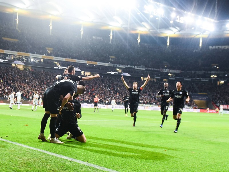 Tolle Kulisse in Frankfurt: Die Eintracht feiert ihren Sieg gegen Schalke.
