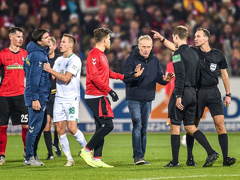 Redebedarf: Freiburgs Trainer Christian Streich beruhigt die Gem&#252;ter.