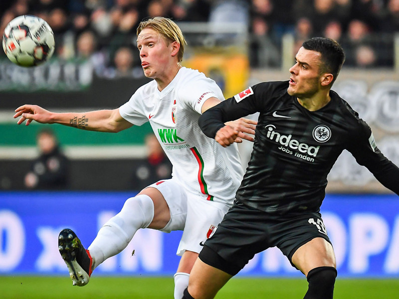 Schwere Stand: Augsburgs Youngster Fredrik Jensen (li.) gegen Frankfurts Filip Kostic. 