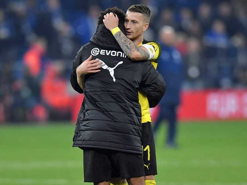 Emotionale Momente: Marco Reus umarmt Jadon Sancho, der schwierige Tage durchgemacht hatte.