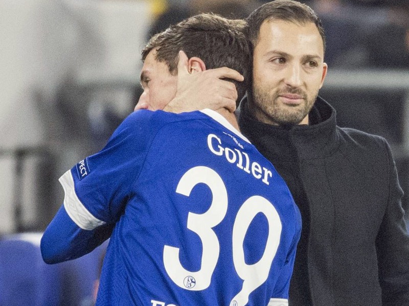 Baut weiter auf seine Youngster: Schalkes Trainer Domenico Tedesco mit Benjamin Goller. 