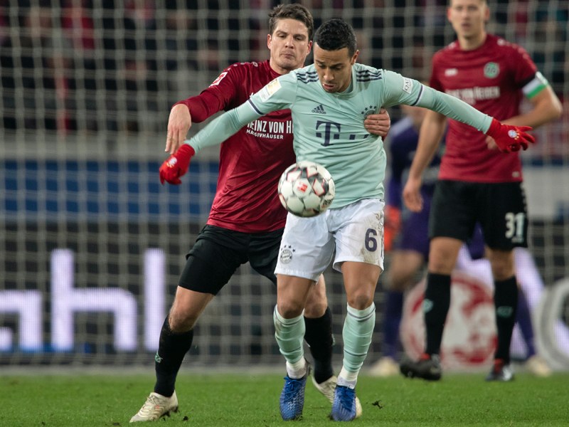 Ball abgedeckt: Bayerns Thiago gegen Pirmin Schwegler, der hier nah dran ist am Gegenspieler.