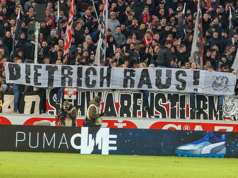 Die Anh&#228;nger des VfB Stuttgart protestieren gegen den Vereinspr&#228;sidenten Wolfgang Dietrich. 