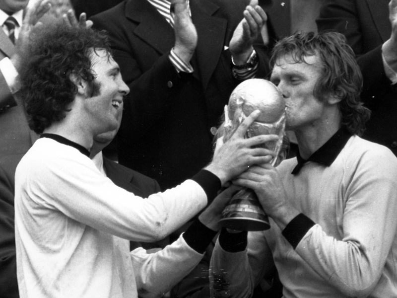Ein Kuss f&#252;r die Troph&#228;e: Sepp Maier und Franz Beckenbauer mit dem WM-Pokal. 