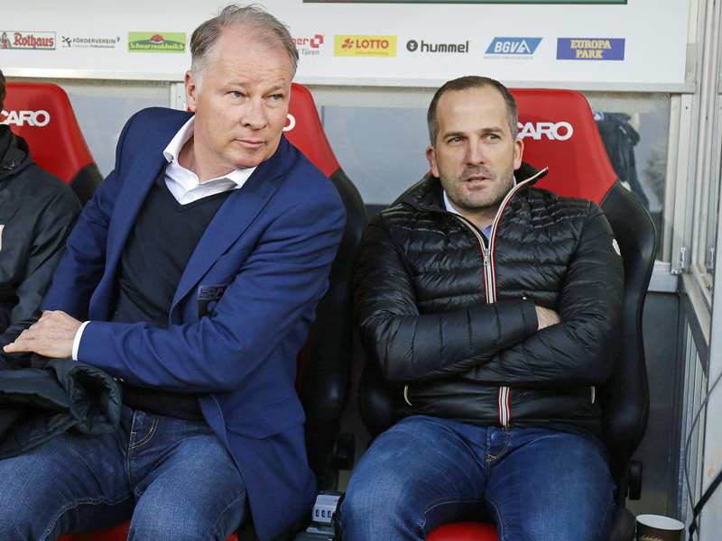 Treue: FCA-Manager Stefan Reuter (li.) erneuerte am Montag sein Bekenntnis zu Trainer Manuel Baum. 