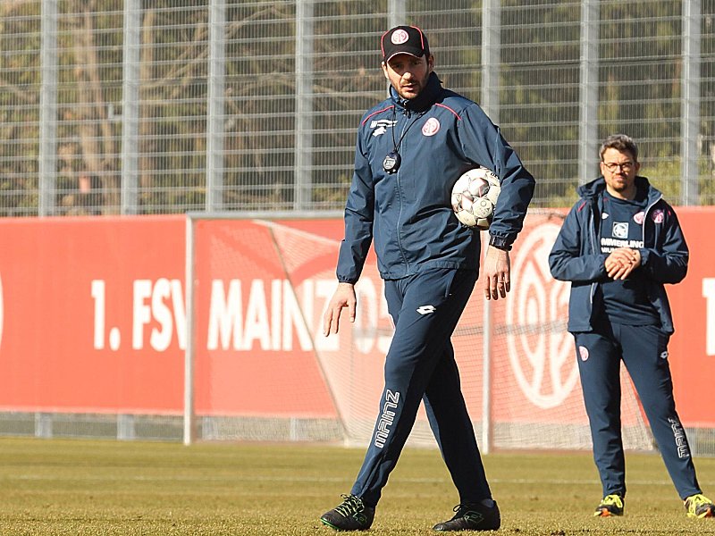 Schaut im Training ganz genau hin: Mainz-Trainer Sandro Schwarz.
