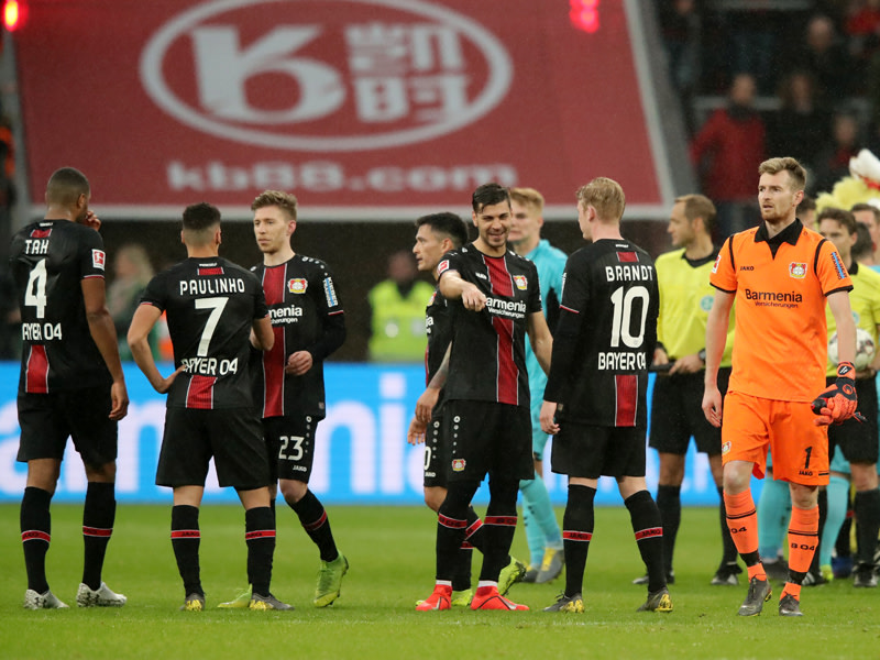 Kein Jubel mit den Fans: Aufgrund eines Unfalls in der Kurve fiel Leverkusens Jubel nach dem 2:0 &#252;ber Freiburg verhalten aus.