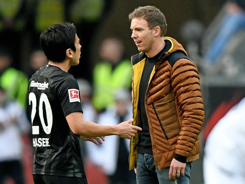 Es gab Gespr&#228;chsbedarf: Makoto Hasebe und Hoffenheims Trainer Julian Nagelsmann. 