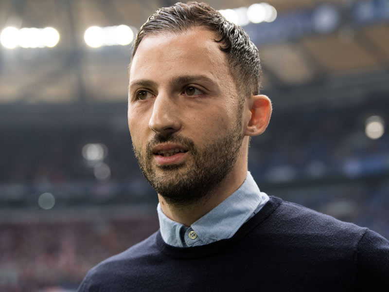 Bleibt im Amt - vorerst: Schalke-Trainer Domenico Tedesco.