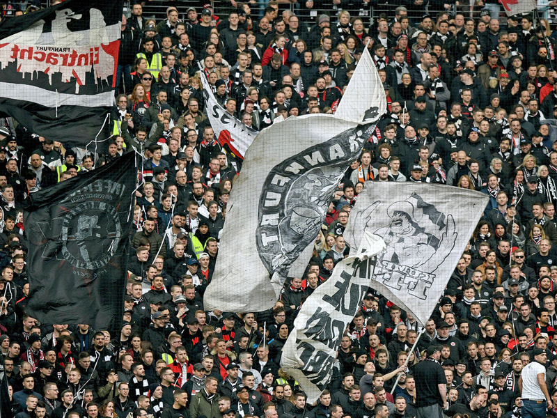 Fordern mehr Stehpl&#228;tze und eine gr&#246;&#223;ere Kapazit&#228;t des Stadions: Die Fans von Eintracht Frankfurt. 