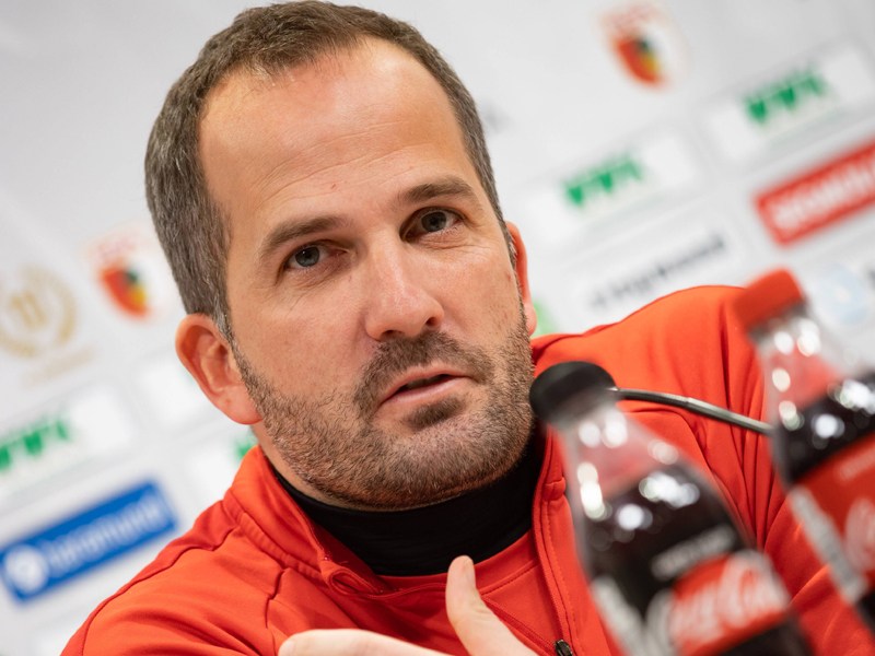 Stand vor dem Spiel in Leipzig Rede und Antwort: FCA-Trainer Manuel Baum.