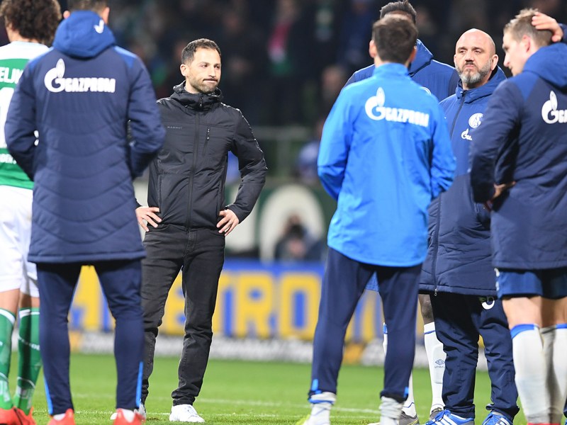 Verbessert, aber wieder kein Punkt: Schalke-Trainer Domenico Tedesco nach dem Schlusspfiff in Bremen.