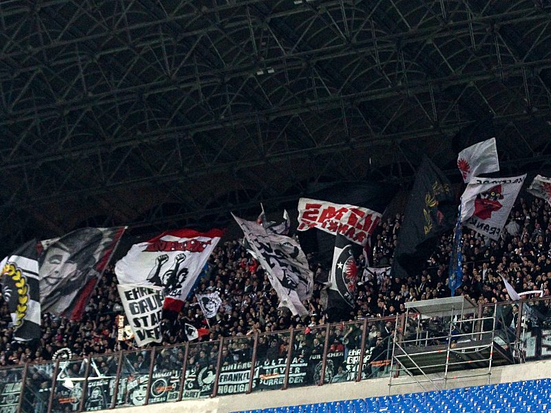 Strafe droht: Einige Chaoten der Frankfurter Eintracht haben sich im Giuseppe-Meazza-Stadion in Mailand daneben benommen.