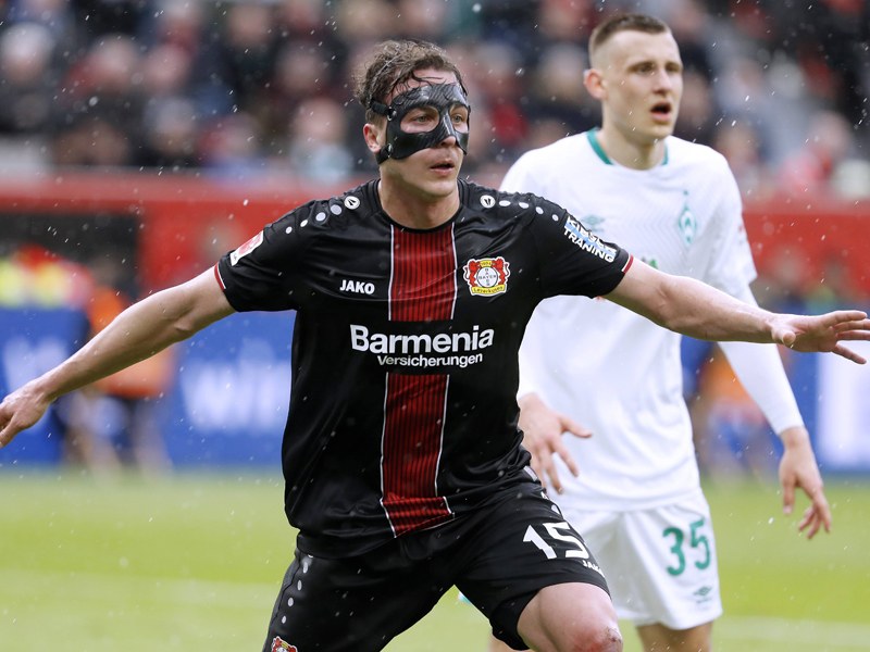 Nach Nasenbeinbruch mit Maske unterwegs: Julian Baumgartlinger im Spiel gegen Bremen.