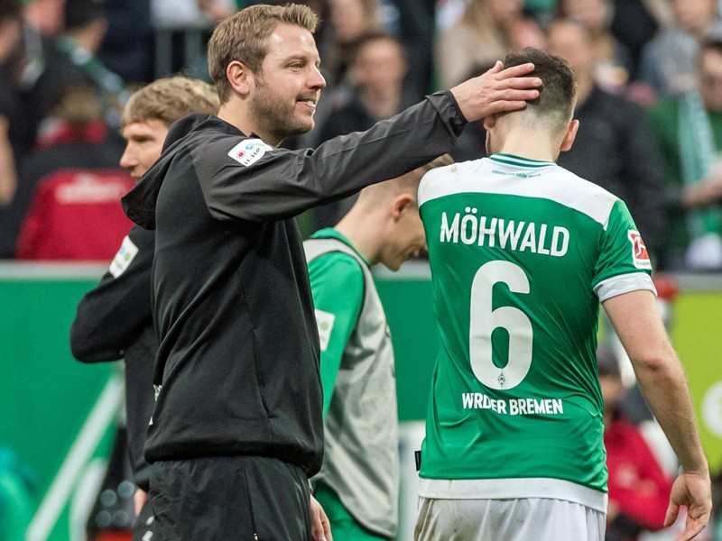 Ein Lob f&#252;r die Spieler aus der zweiten Reihe: Werders Coach Florian Kohfeldt und Kevin M&#246;hwald.