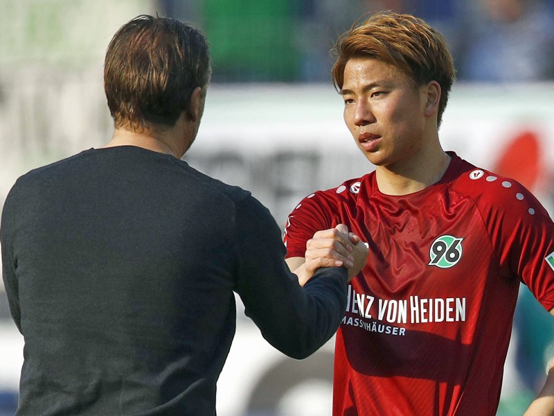 Darf den Japaner nicht mehr aufstellen: Hannovers Trainer Thomas Doll mit Takuma Asano. 