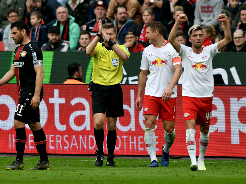 Die Entscheidung ist gefallen: Referee Tobias Welz gibt Handelfmeter f&#252;r RB.