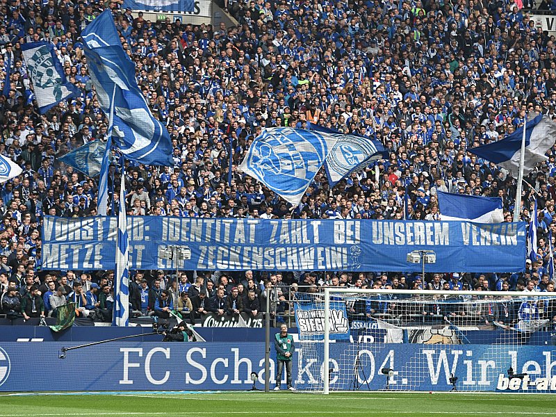 Klare Botschaft: Die Schalker Fans stellten ihre Meinung zur Schau.