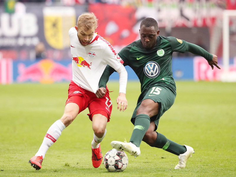 Jerome Roussillon vom VfL Wolfsburg zog im Privatduell gegen Leipzigs Konrad Laimer den K&#252;rzeren. 