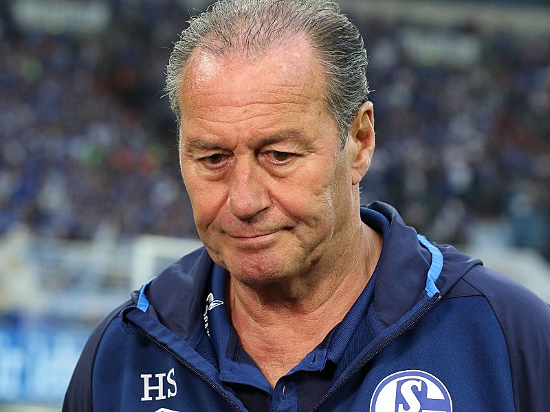 Muss mit dem Schalker Team ein 2:5 gegen Hoffenheim aufarbeiten: Trainer Huub Stevens.