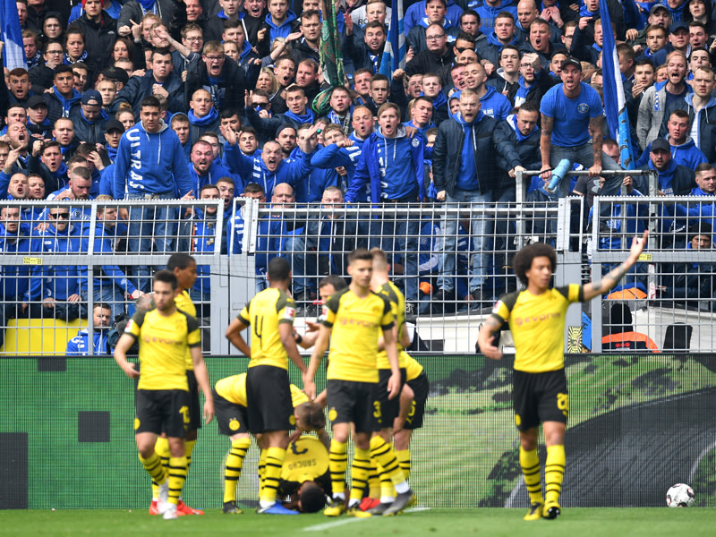 Aufgebrachte Schalke-Anh&#228;nger, Jadon Sancho am Boden: Dortmunds Jubel im Derby wurde &#252;berschattet.