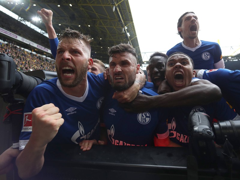 Befreiung nach einer "schweren Zeit": Schalke (mit Daniel Caligiuri, 2.v.l.) jubelt in Dortmund.