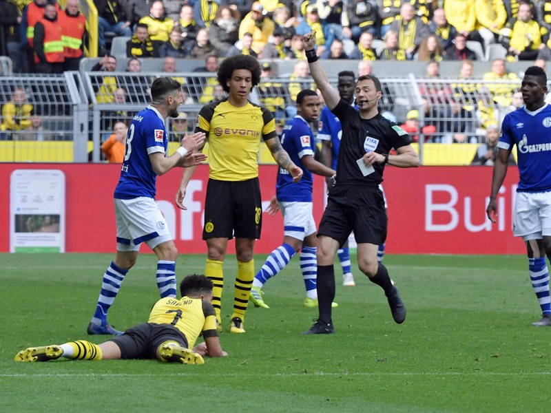 Kennt sich aus mit Gelben Karten: Schalkes Daniel Caligiuri sah bim BVB seine neunte Verwarnung.