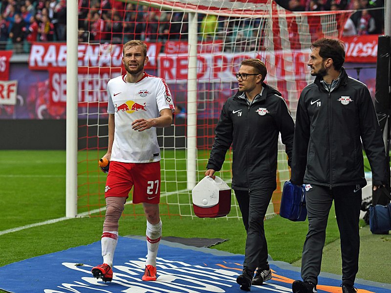 Leipzigs Konrad Laimer muss gegen die Bayern den Platz verlassen.