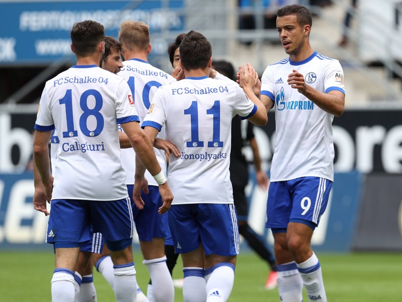 Test erfolgreich: Schalkes Spieler bejubeln Yevhen Konoplyankas Treffer.