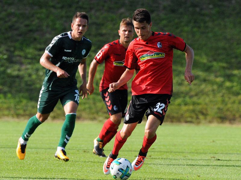 Neuzugang Bartosz Kapustka (re.) kam erstmals f&#252;r den SC Freiburg zum Einsatz. 