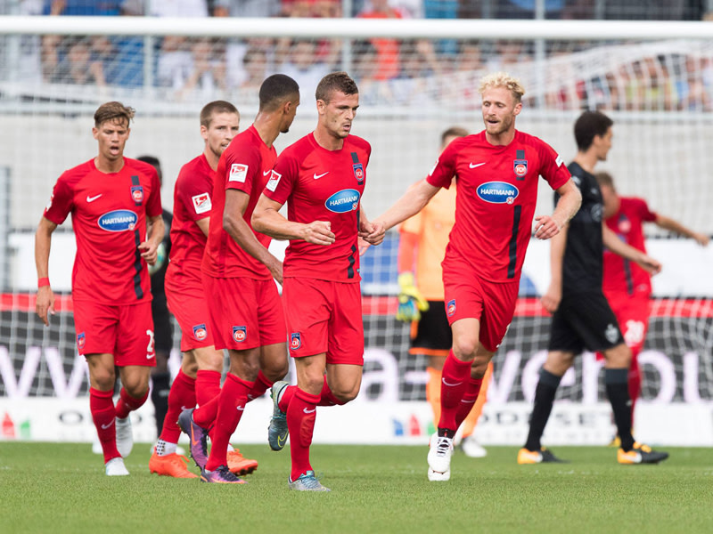 Die Spieler des FC Heidenheim bejubeln einen der beiden Treffer beim Testspiel-Sieg &#252;ber den VfB Stuttgart. 