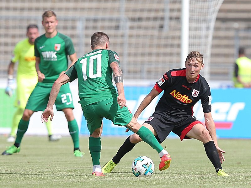 Daniel Baier (hier im Duell mit Marc Lais) verlor mit seinem FC Augsburg gegen den Jahn.