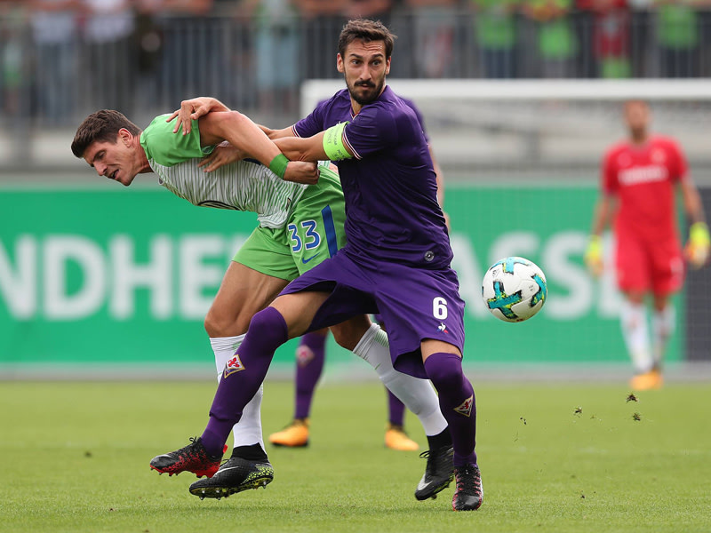 Hing in der Luft gegen sein Ex-Klub: Wolfsburgs Gomez gegen Astori vom AC Florenz.