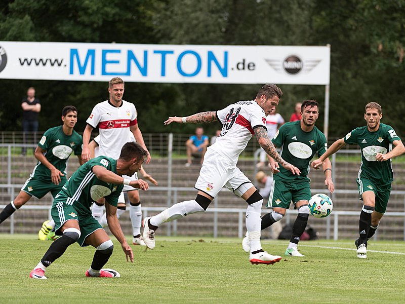 Erzielte das Tor zum 1:0 f&#252;r den VfB: Daniel Ginczek (Mi.). 