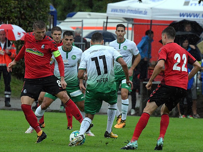 Testspiel im Regen: Der SC Freiburg und der FC St. Gallen trennten sich mit 1:1.