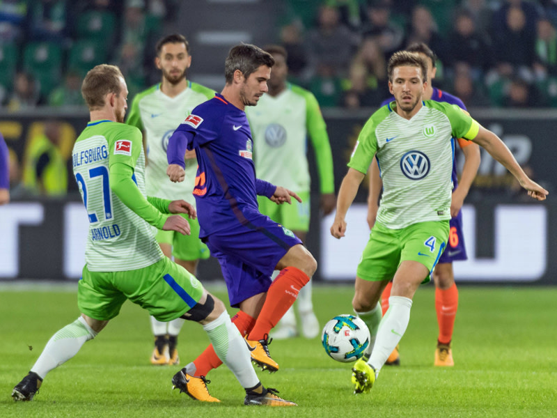 Bremens Fins Bartels behauptet gegen zwei Wolfsburger den Ball. 