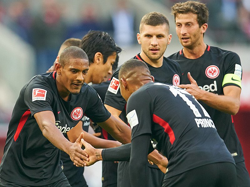 1:0-Torsch&#252;tze und Gratulant: Frankfurts Sebastien Haller (links) klatscht mit Kevin-Prince Boateng ab.