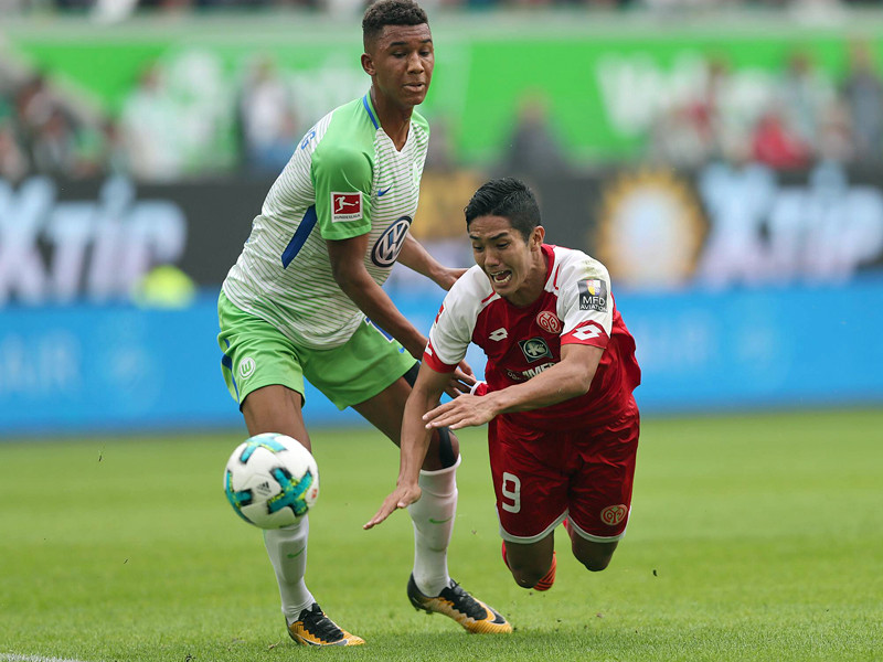 Hatte mit Torsch&#252;tze Yoshinori Muto seine liebe M&#252;he: Wolfsburgs Felix Uduokhai.