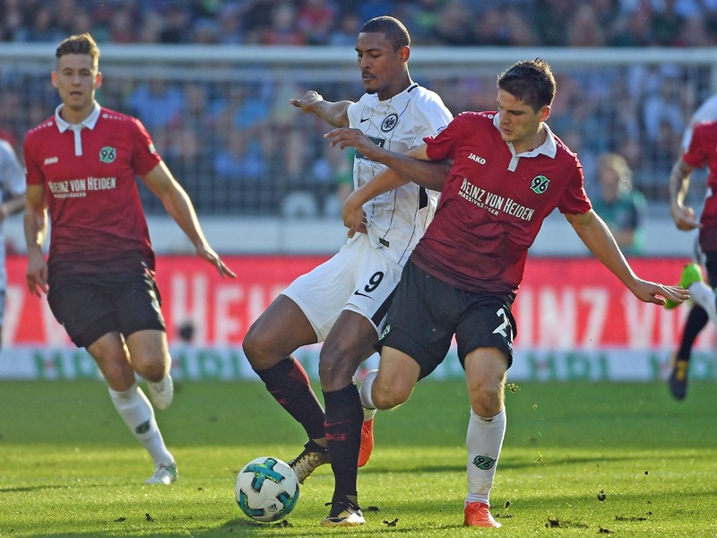 Frankfurts Sebastian Haller schirmt den Ball gegen Hannovers Pirmin Schwegler ab. 