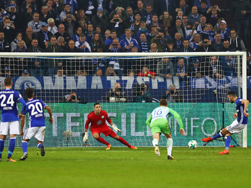 Sicher verwandelt: Nabil Bentaleb bringt Schalke vor der Pause vom Punkt in F&#252;hrung. 
