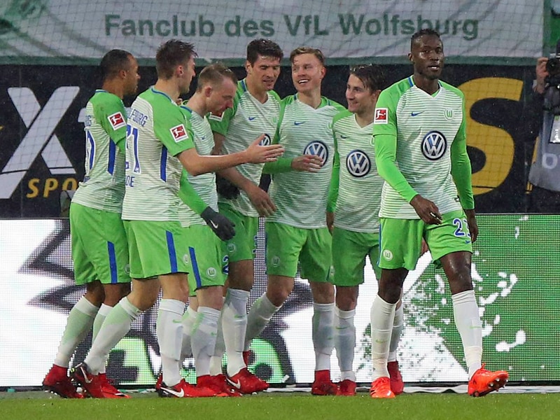 Die Wolfsburger jubeln &#252;ber das 1:0 durch Yannick Gerhardt. 