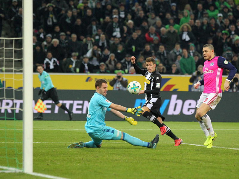 Die Kr&#246;nung einer furiosen Gladbacher Anfangsphase: Thorgan Hazard hebt den Ball zum 1:0 ins HSV-Tor.