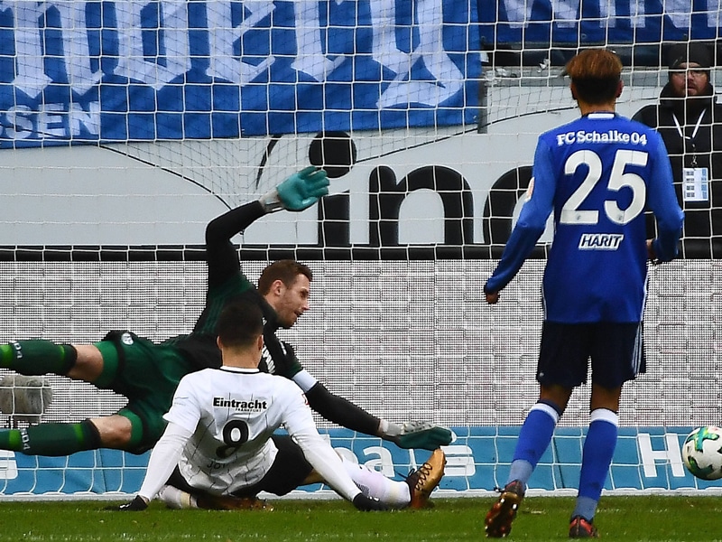 Frankfurts Angreifer Luka Jovic &#252;berwindet Schalke-Keeper Ralf F&#228;hrmann zur Blitz-F&#252;hrung.
