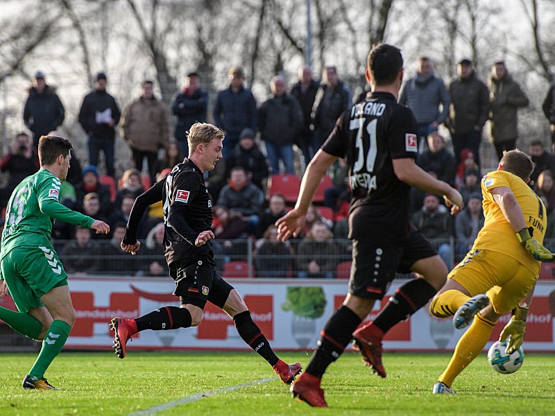 Bayer Leverkusens Julian Brandt (Mi.) l&#228;sst Greuther F&#252;rths Keeper Marius Funk keine Chance und trifft zum 2:0.