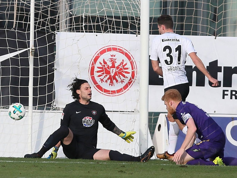 Vorentscheidung: Branimir Hrgota trifft zum 2:0 f&#252;r Eintracht Frankfurt.