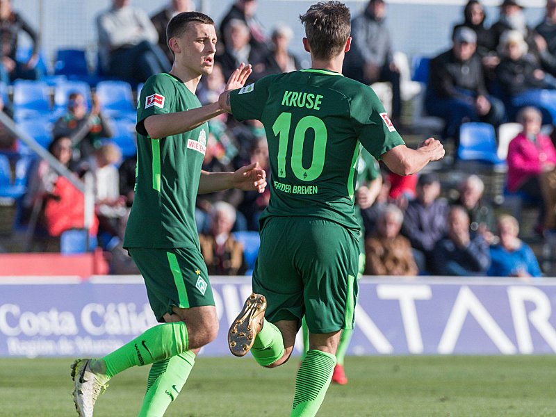 Gl&#252;ckw&#252;nsche f&#252;r den Doppelpacker: Maximilian Eggestein gratuliert Max Kruse.